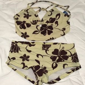 *Feature* Lei Swimsuit 🌊 Boy shorts, tie-back top